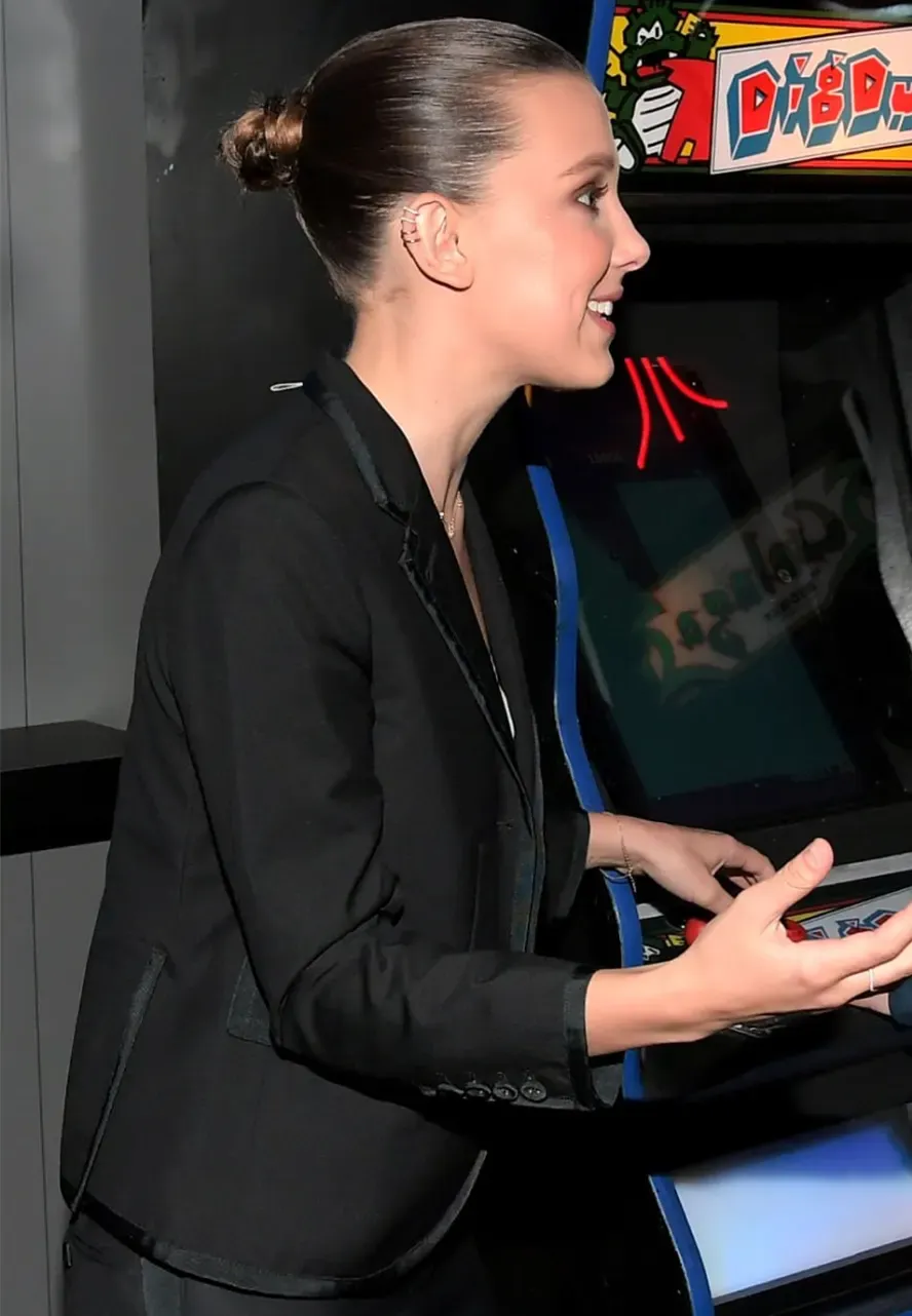 Millie Bobby Brown Stranger Things Blazer millie bobby brown black blazer