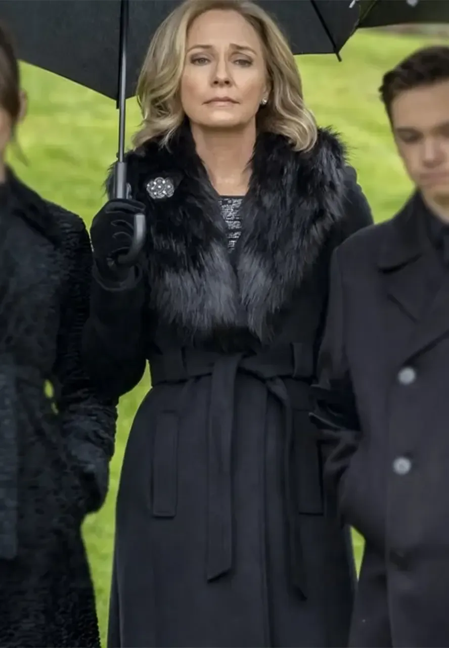 Arrow S08 Moira Queen Black Coat moira queen black coat